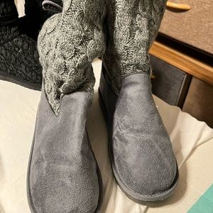 NWOT. Muk Luks cozy Boots. Size 81/2, fit more like a 9